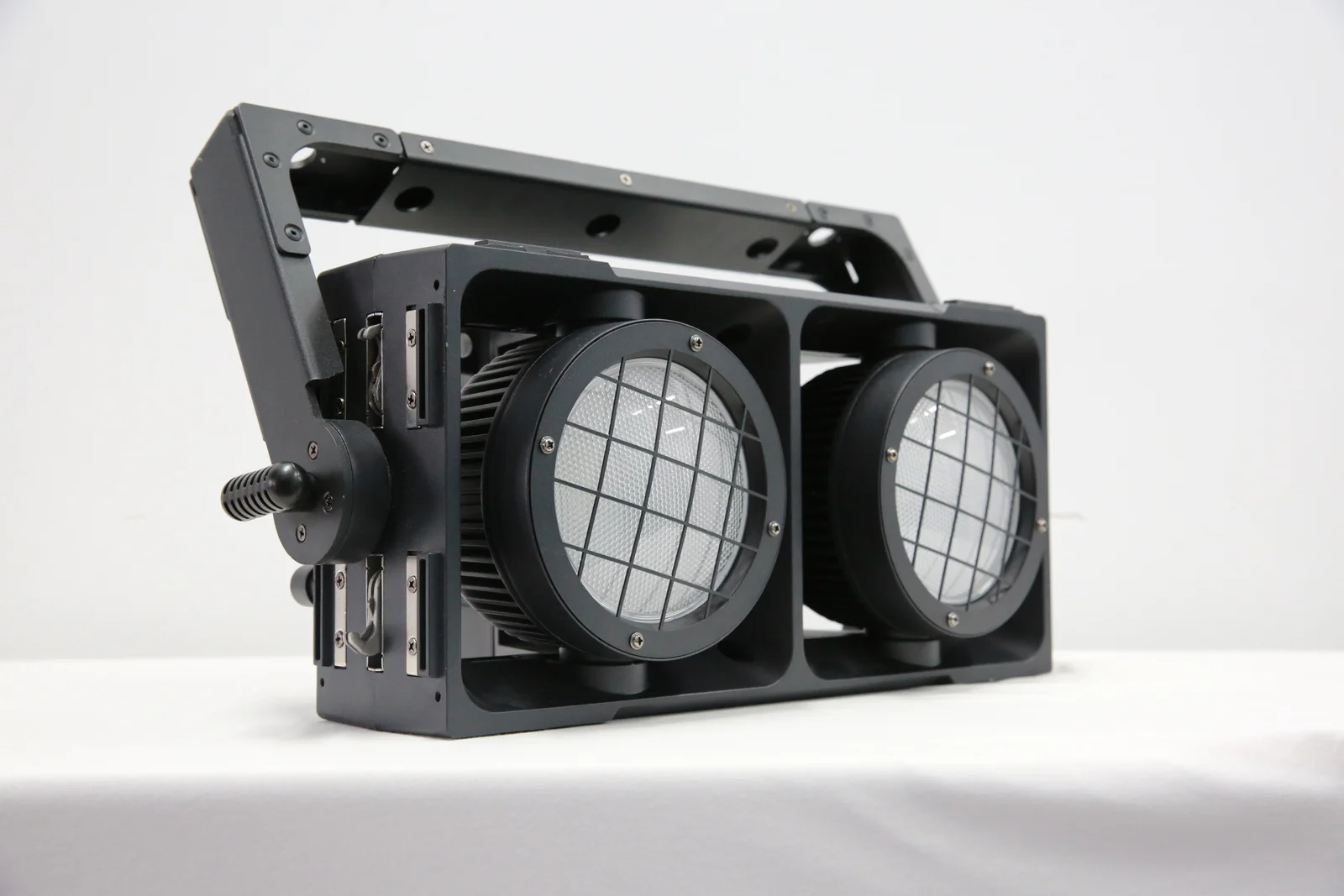 M-220 2 × 200W COB RGBW outdoor audience blinder